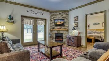 Smart TV, fireplace