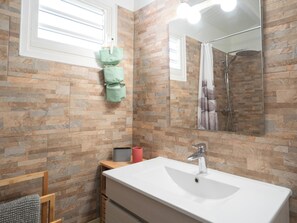 Suihku, hiustenkuivaaja, pyyhkeet