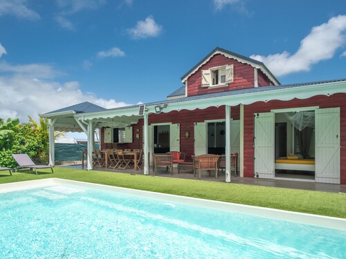 Evasion tropicale dans une villa créole authentique avec piscine privée au sel.