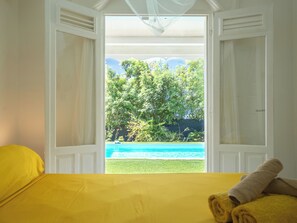 4 bedrooms, travel crib, WiFi, bed sheets - Tropical escape in an authentic Creole villa with private saltwater pool. (Anse-Bertrand)