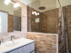 Shower, hair dryer, towels - Tropical escape in an authentic Creole villa with private saltwater pool. (Anse-Bertrand)