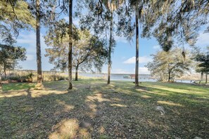 Property grounds - Lakefront home on Lake Kerr near Salt Springs with large porch and great yard (Fort McCoy)