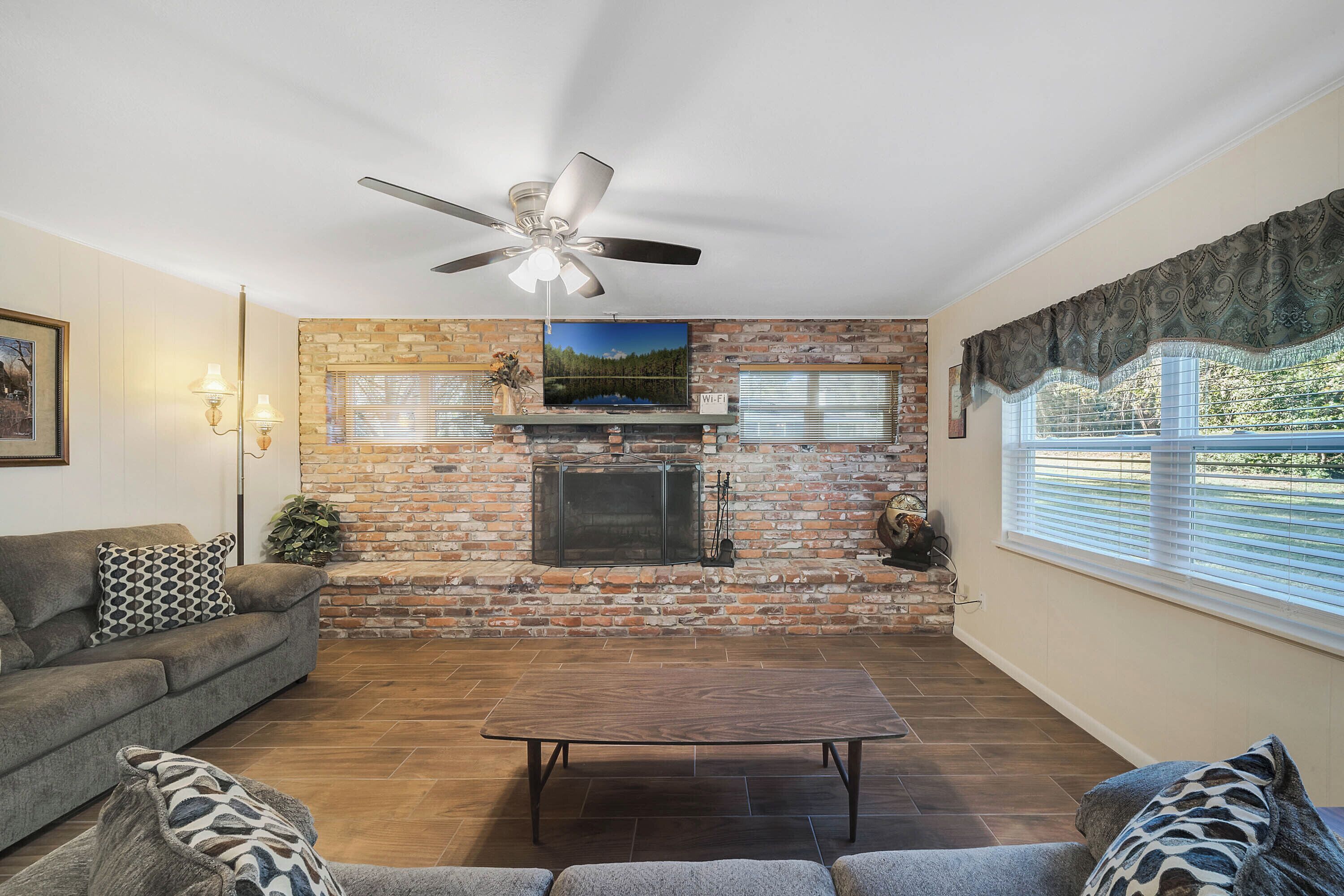 Een smart-tv en een open haard