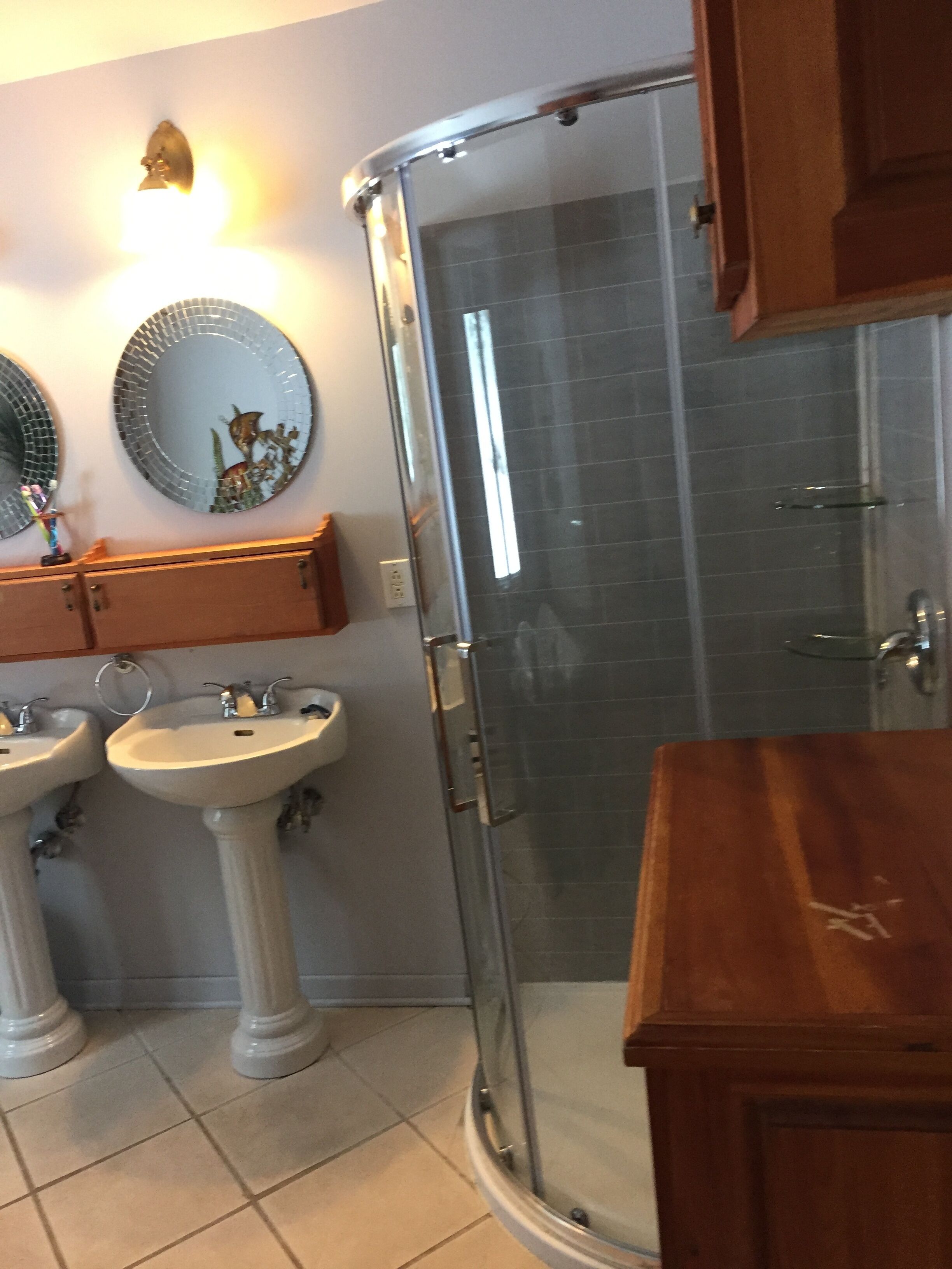 Een douche, een haardroger, handdoeken, zeep