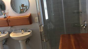 Een douche, een haardroger, handdoeken, zeep