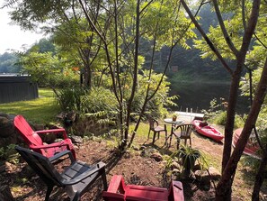 Outdoor dining - Le Chalet Idéal au Bord de L'eau, Endroit Paisible aux Multiples Divertissement (Lourdes-de-Joliette)