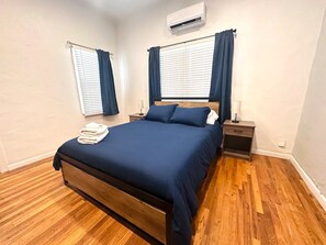 1 bedroom, desk, WiFi, bed sheets - Fully Updated Cozy Urban Retreat (El Paso)