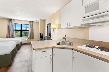 Wifi gratis y ropa de cama . Suburban Studios Columbus Fort Benning Area