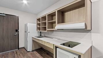 Desk, laptop workspace, free WiFi, bed sheets