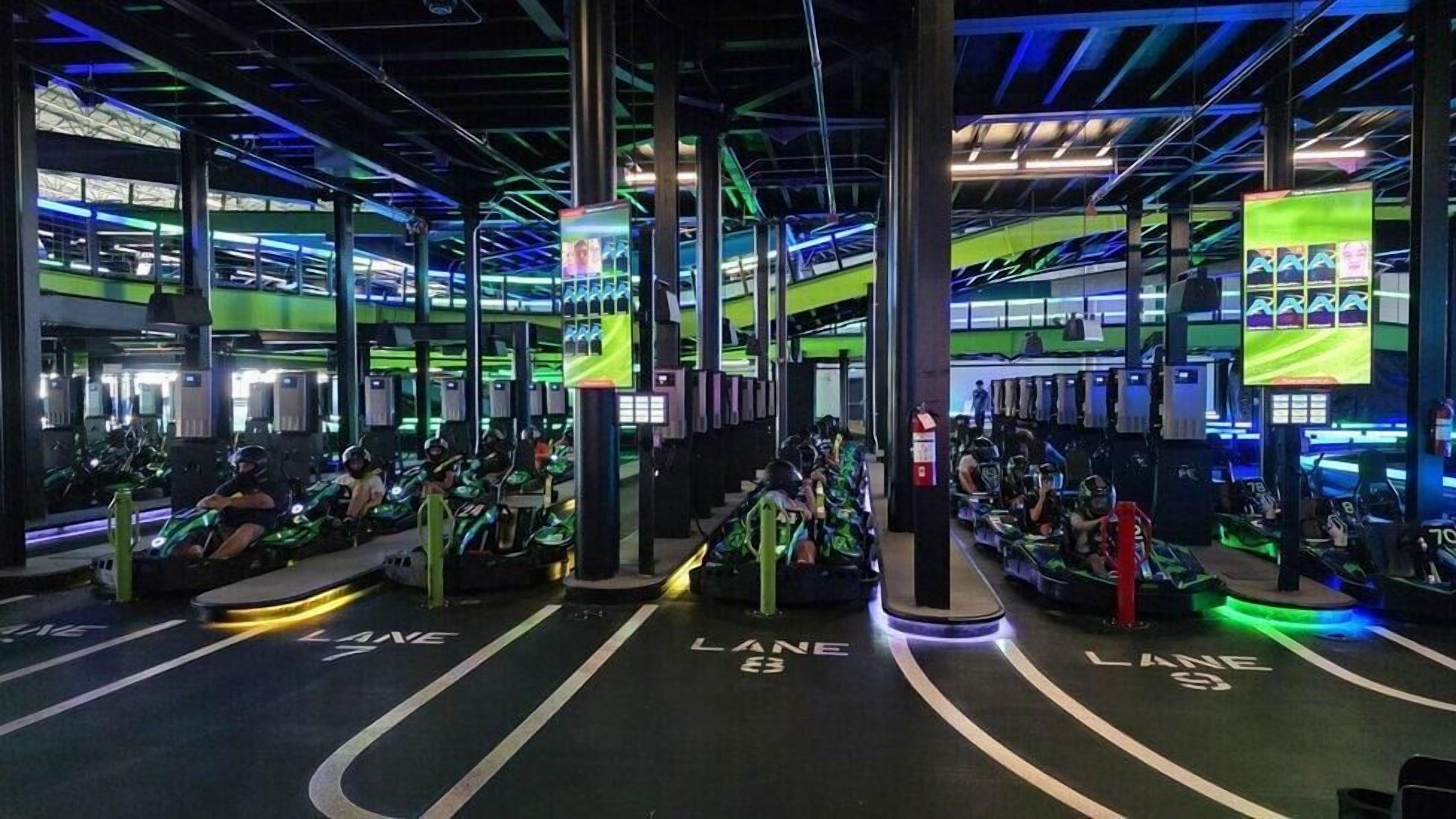 Un área de simulación de carreras con múltiples pistas y automóviles de carreras.