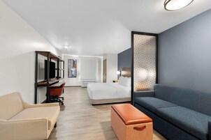 1 habitación, escritorio y espacio para trabajar con laptop 