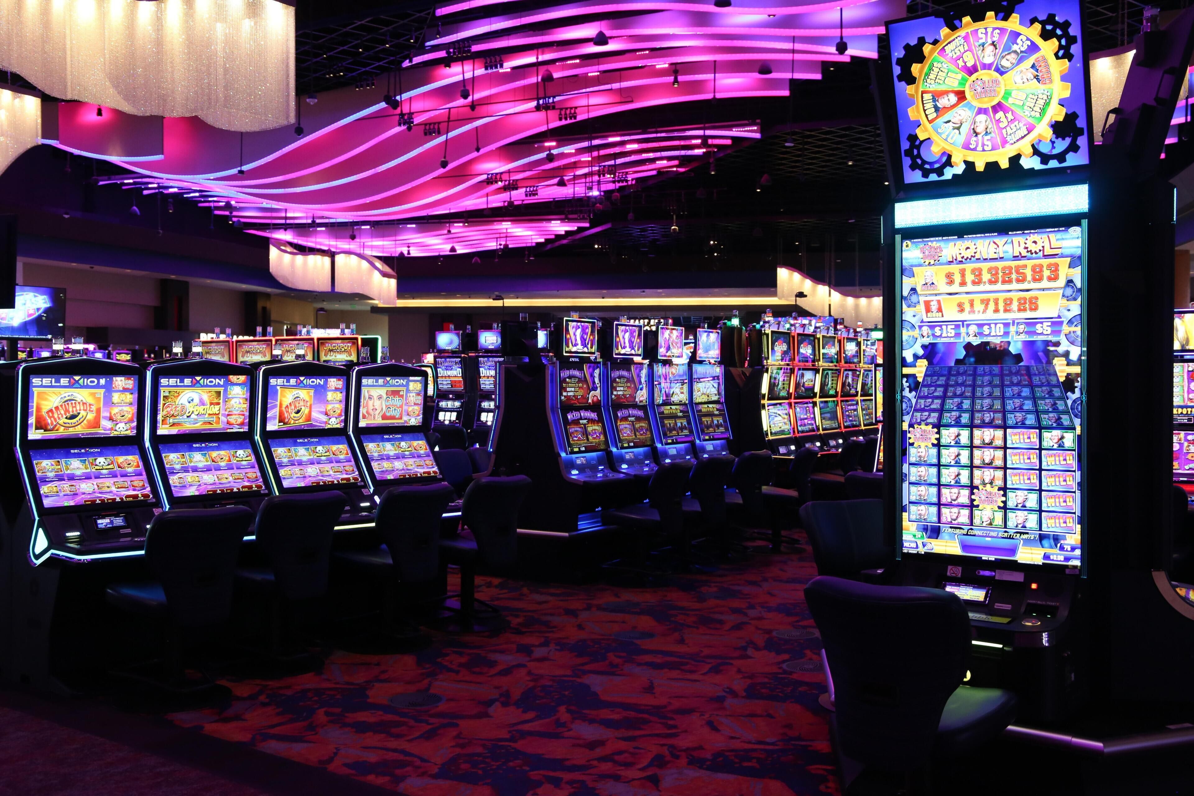 Un casino doté de nombreux jeux de machines à sous et d’une grande roue de la fortune.