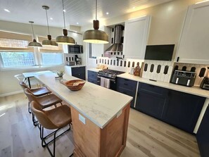 Kylskåp, mikrovågsugn, ugn och diskmaskin