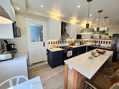 Amazing 2BD apt w 2 master baths!