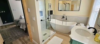 Amazing 2BD apt w 2 master baths!