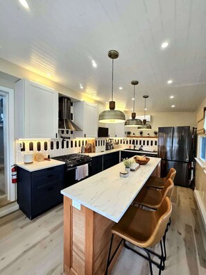 Kjøleskap, mikrobølgeovn, ovn og oppvaskmaskin