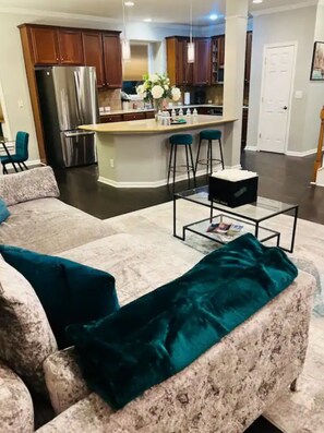 Smart TV, fireplace - Beautiful Spacious Home In Atlanta with Content Area in a beautiful neighborhood (Atlanta)