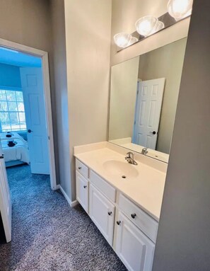 Douche, baignoire à remous, séchoir à cheveux, serviettes fournies