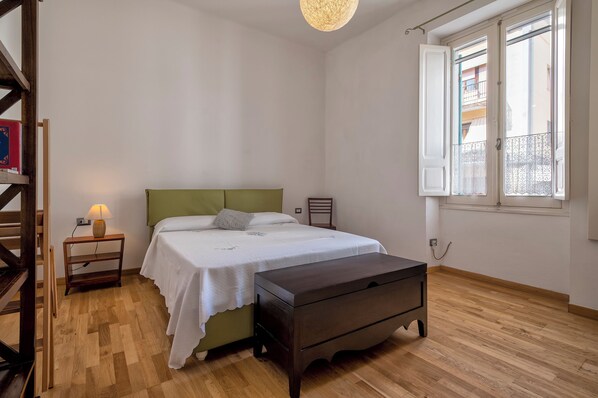 1 bedroom, bed sheets