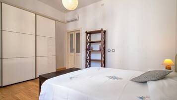 1 bedroom, bed sheets