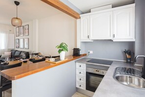 Jääkaappi, mikroaaltouuni, uuni, liesi