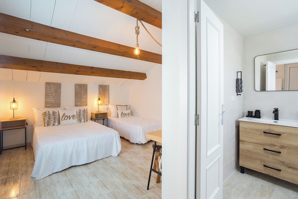3 dormitorios, tabla de planchar con plancha, wifi gratis y ropa de cama