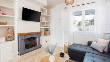 Televisión y chimenea