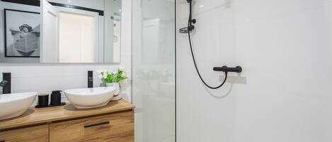 Shower, hair dryer, towels