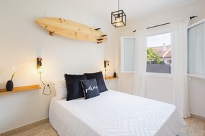 3 bedrooms, iron/ironing board, free WiFi, bed sheets - Holiday Home 'Mediterranean Breeze Beach House' with Private Terrace, Wi-Fi and Air Conditioning (Vergel)