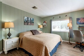 3 sovrum, skrivbord, strykjärn/strykbräda och resesäng