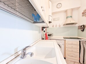 Kjøleskap, kokeplater, oppvaskmaskin og kaffetrakter/tekoker