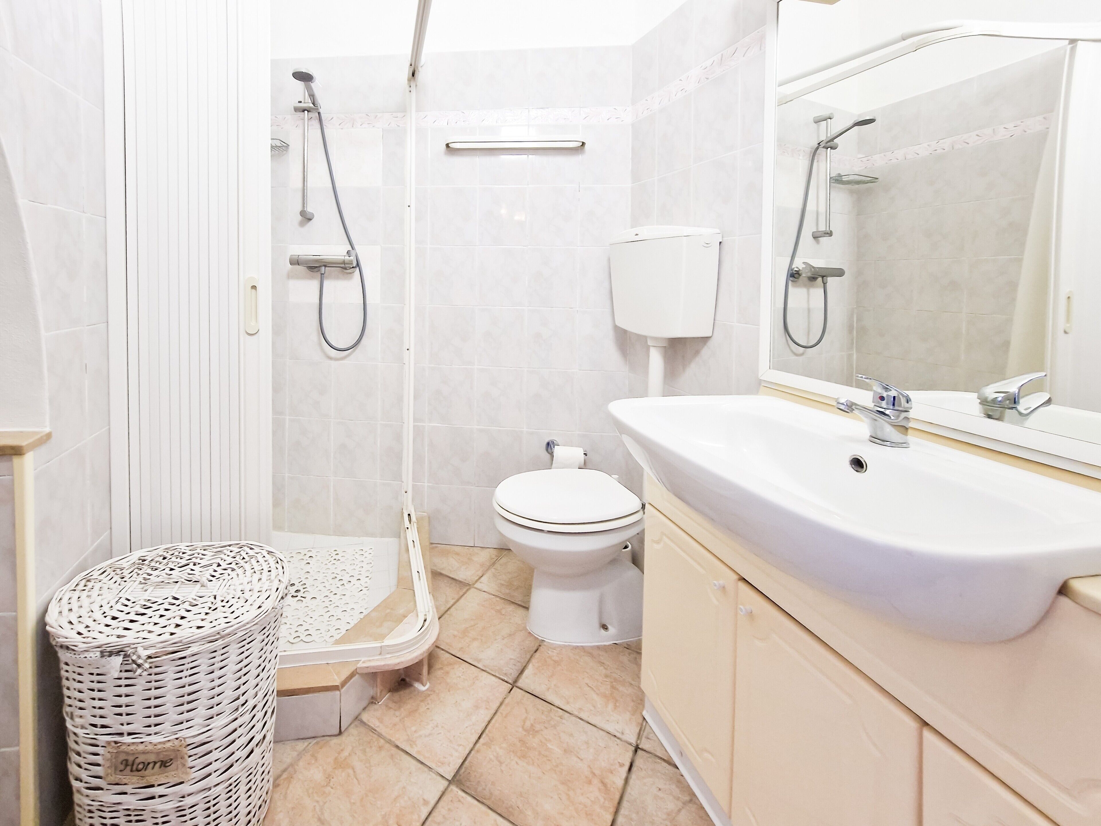 Dusche, Haartrockner, Handtücher