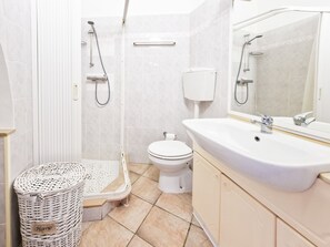 Dusj, hårføner og håndklær