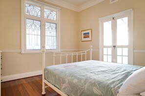 3 bedrooms, iron/ironing board, travel cot, free WiFi - Charming beach home in heart of old Dunsborough (Dunsborough)