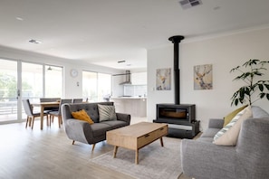 Smart TV, chimenea, libros