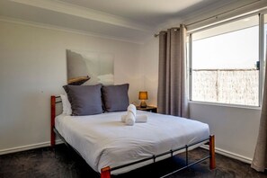 3 bedrooms, desk, iron/ironing board, travel crib - Most Delightfully Relaxing Retreat in Dunsborough (Dunsborough)