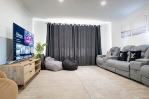 Smart-tv, eldstad och böcker