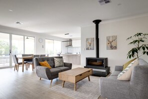 Smart TV, fireplace, books - Most Delightfully Relaxing Retreat in Dunsborough (Dunsborough)