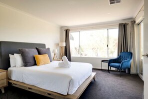 3 bedrooms, desk, iron/ironing board, travel cot - Most Delightfully Relaxing Retreat in Dunsborough (Dunsborough)