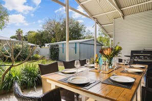 Outdoor dining - Abbey Bay Cottage - Pet Friendly, Wifi, Busselton (Abbey)