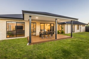 Outdoor dining - Pet-friendly. Bright and Spacious Dunsborough Home (Dunsborough)