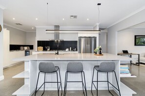 Kylskåp, mikrovågsugn, ugn och spishäll