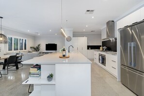 Kylskåp, mikrovågsugn, ugn och spishäll