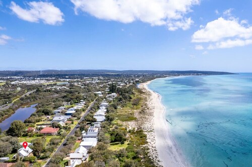 Quindy Beach Cottage – Steps to the Bay