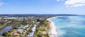 Quindy Beach Cottage – Steps to the Bay