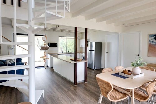 Quindy Beach Cottage – Steps to the Bay