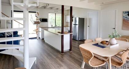 Quindy Beach Cottage – Steps to the Bay