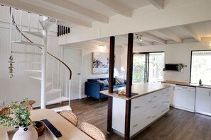 Interior - Quindy Beach Cottage – Steps to the Bay (Quindalup)