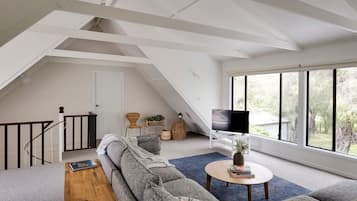 智能电视、壁炉、桌上足球