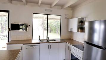 冰箱、微波炉、烤箱、炉灶